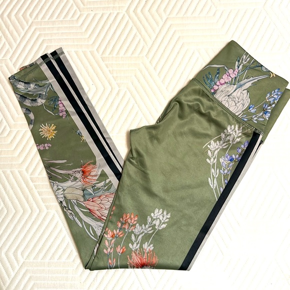 BUNDLE 8 NOLI MEDIUM YOGA PANTS. Multiple patterns. - Picture 12 of 14